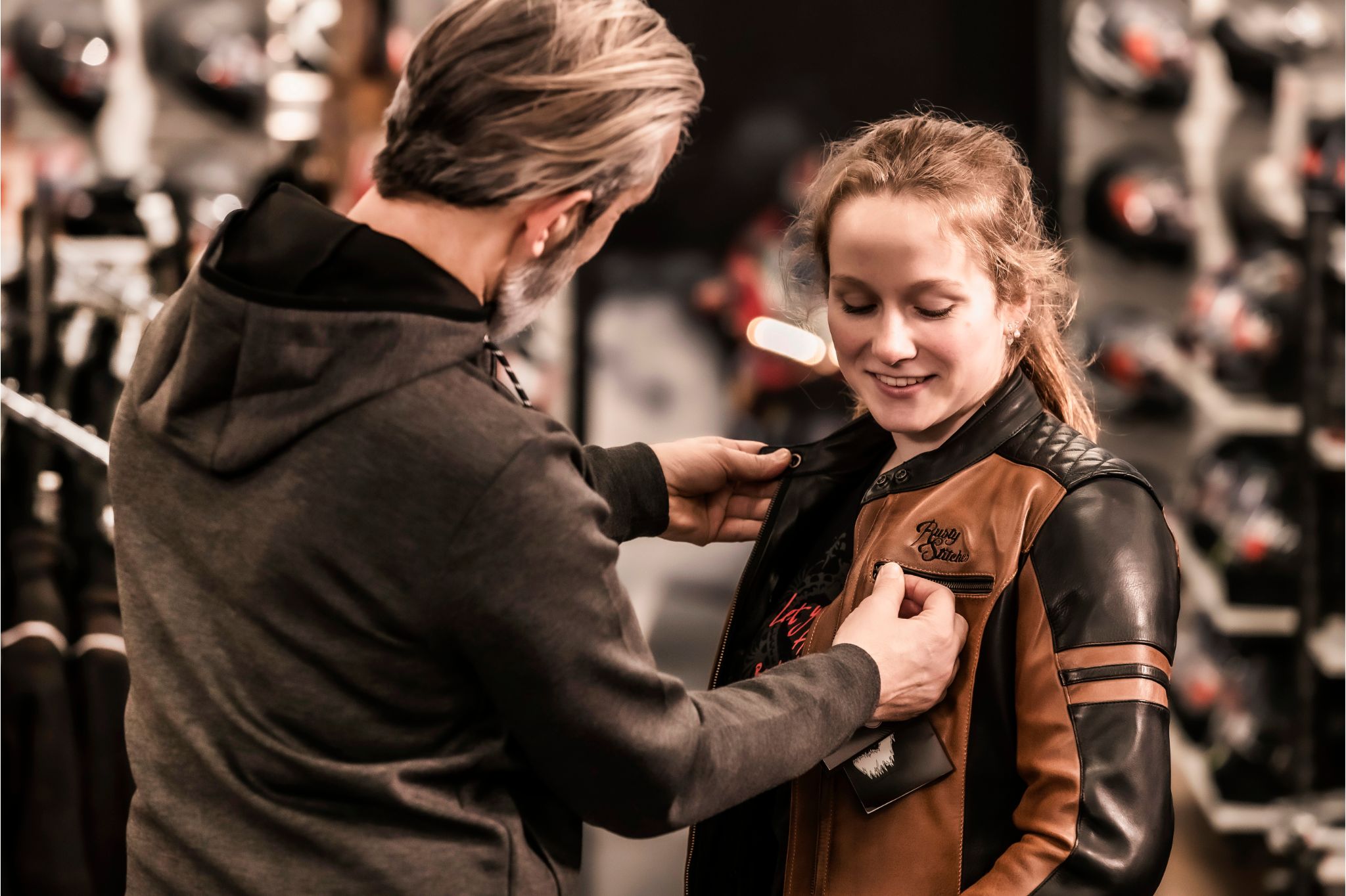 Personal shopping Moto Hippo Man en vrouw in motorzaak passen kleding aan